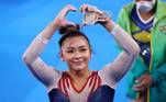 A norte-americana Sunisa Lee prendeu os cabelos em um coque e usou uma trança na horizontal para enfeitar o penteado na última quinta-feira (29), quando ganhou a medalha de ouro na prova individual geral da ginástica artística