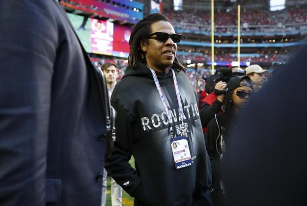 O rapper e produtor americano Jay-Z entrou em campo antes do início do Super Bowl 57, entre o campeão da AFC Kansas City Chiefs e o campeão da NFC Philadelphia Eagles