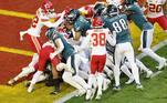 O quarterback do Philadelphia Eagles, Jalen Hurts (C), corre para um touchdown contra o Kansas City Chiefs no primeiro quarto do Super Bowl LVII
