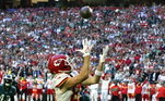 O tight end do Kansas City Chiefs, Travis Kelce, pega a bola e corre para marcar um touchdown 