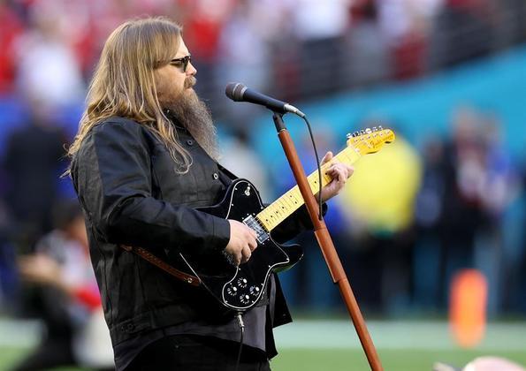  Chris Stapleton executa o hino nacional dos EUA durante o pré-jogo do Super Bowl 57