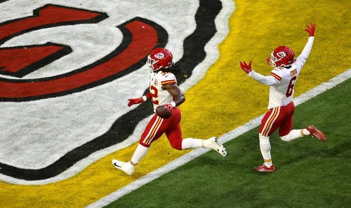 Kansas City Chiefs Nick Bolton marca o segundo touchdown em uma recuperação de fumble, enquanto o companheiro de equipe Bryan Cook comemora  