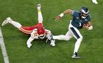  Jalen Hurts, quarterback do Philadelphia Eagles, quebra um tackle do Kansas City Chiefs, Mike Danna