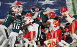 Jogadores de Eagles e Chiefs brigam por uma bola no fim do segundo quarto do Super Bowl 57