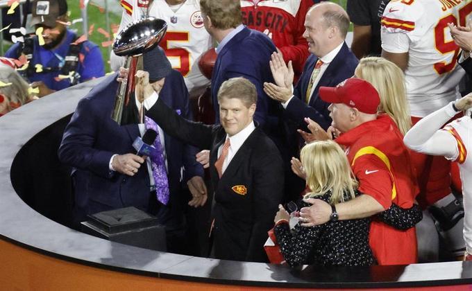 O presidente e CEO do Kansas City Chiefs, Clark Hunt, ergue o Troféu Vince Lombardi após derrotar o Philadelphia Eagles no Super Bowl 57