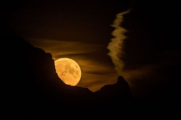 Outra bela imagem da superlua nos céus da Suíça. O fenômeno acontece quando a Lua está em sua fase cheia ao mesmo tempo em que atinge a menor distância em relação à Terra