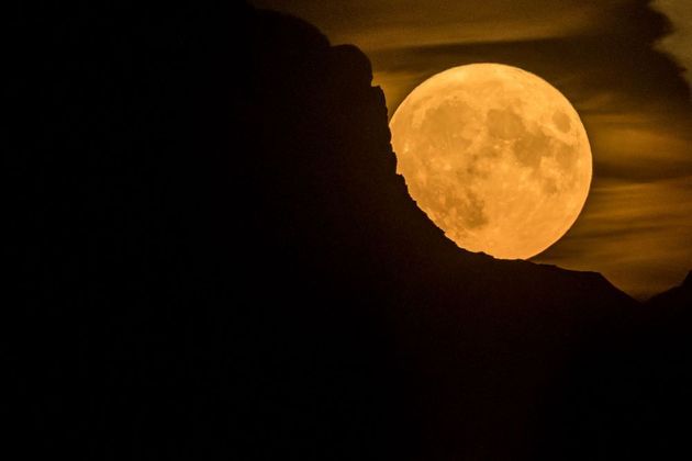 A superlua, ou Lua dos Cervos, apareceu com toda a sua beleza na noite desta quarta (13) e seguiu forte durante toda a madrugada de quinta (14). Esta foi a maior superlua do ano e gerou imagens belíssimas. Na foto, o satélite surge por trás dos Alpes suíços