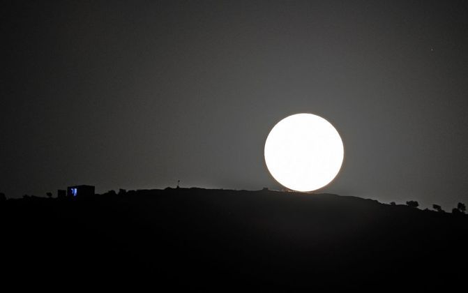 A superlua brilha sobre fazenda no interior da Síria