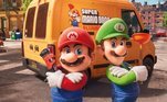 Já fora da pizzaria, nas ruas do Brooklyn, Marioe Luigi vão para casa e, no caminho, passam por uma região em construção. Elesse penduram nas estruturas, sobem, descem, passam por portas, tudo exatamenteigual ao que acontece no início do game Super Mario Bros.. É uma cenahomenageando o famoso e clássico jogo de plataforma que todo mundo conhece eama