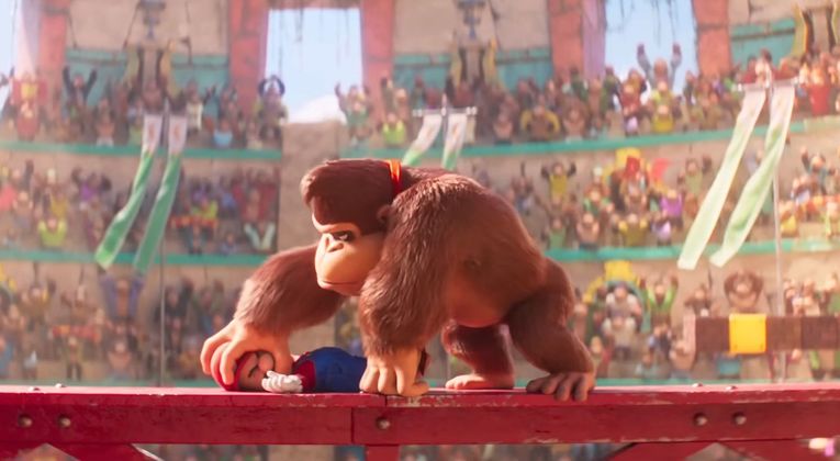 Uma participação importante no
longa-animado é o do gorilão Donkey Kong. Ele aparece bastante, assim como sua
família. Vemos lá Diddy Kong (irmão de Donkey) e sua namorada Dixie. Da família
Kong ainda estão Cranky, Swanky, Chunky e Funky