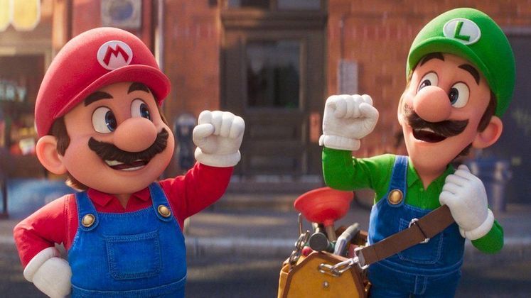 Logo no começo do filme vemos Mario e Luigi no bairro do Brooklyn, em Nova York e eles entram numa pizzaria para fazer uma boquinha. Neste lugar existem um monte de easter eggs sensacionais para você prestar atenção. Já começa pelo nome do estabelecimento: Punch-Out Pizzaria. Punch-Out!! é um jogo de 1984, que teve várias sequências, e é possível ver fotos dos lutadores em quadros na parede