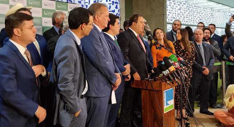 Líderes dos partidos que vão compor o novo 'superbloco' da Câmara durante anúncio