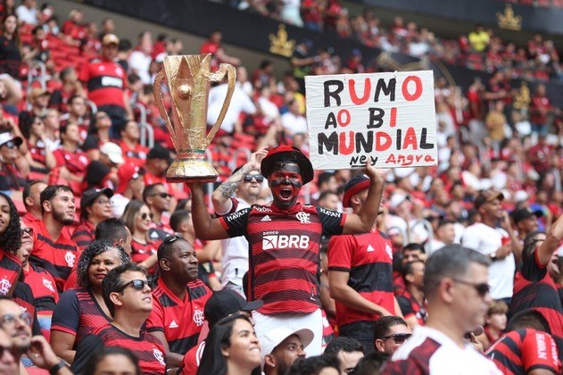 Dos mais tradicionais aos mais apaixonados! Torcedor rubro-negro levou taça de brinquedo e cartaz para apoiar o time carioca