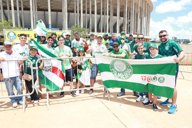 Do lado de fora, a torcida do Palmeiras mostra que o Alviverde não está sozinho