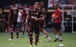 Os craques do Flamengo já estão em campo! O aquecimento começou para os dois times