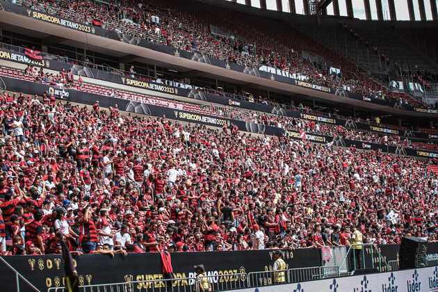 Em Brasília, o estádio está lotado e a torcida rubro-negra faz a festa