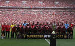 O Flamengo posou para a foto oficial. Será que vai ser o registro do campeão?