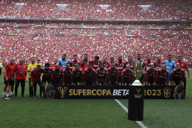 O Flamengo posou para a foto oficial. Será que vai ser o registro do campeão?