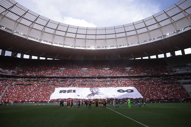 Uma bandeira com o rosto de Pelé foi erguida do lado da torcida do Flamengo