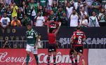 No detalhe, a comemoração do craque do Flamengo depois de marcar o primeiro no Distrito Federal