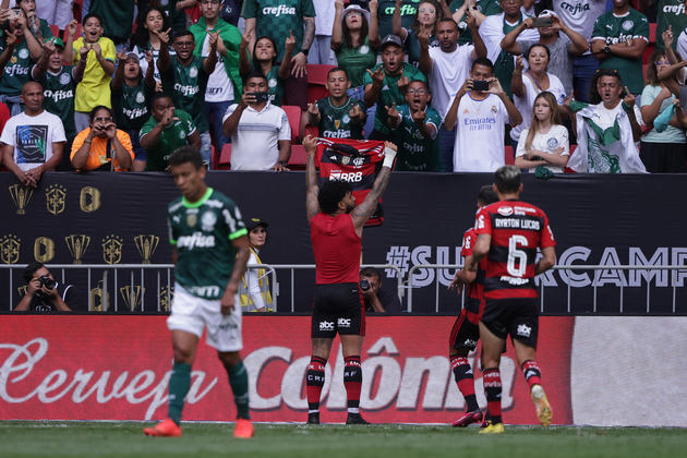 No detalhe, a comemoração do craque do Flamengo depois de marcar o primeiro no Distrito Federal
