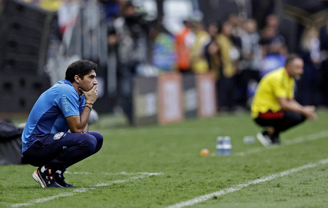 Os técnicos analisam e e tentam orientar as equipes da melhor forma nessa reta final de primeiro tempo