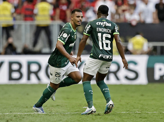 Vira, virou! Gabriel Menino recebeu de Raphael Veiga e mandou um bolão do meio da rua, sem chances para Santos, goleiro flamenguista. Palmeiras na frente