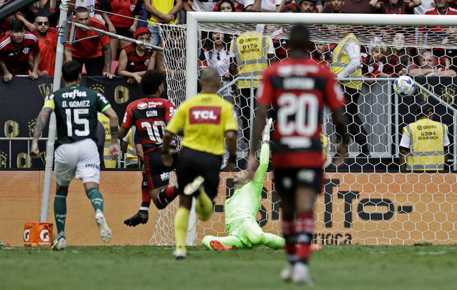 E teve gol do Gabigol, de novo! O craque do Flamengo, com frieza, encobriu o goleiro Weverton e fez o segundo dele no jogo. Tudo igual em Brasília