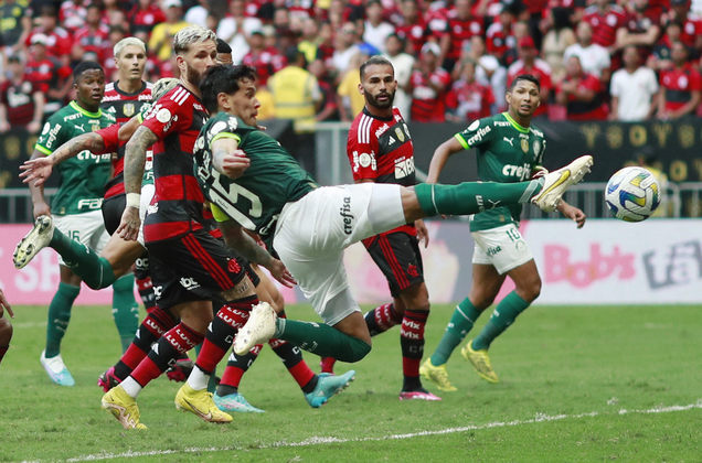 É muita raça em campo! Valendo o primeiro título do profissional na temporada, Palmeiras e Flamengo mostram em campo a razão de serem as duas melhores equipes do Brasil