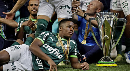 Taça da Supercopa conquistada pelo Palmeiras