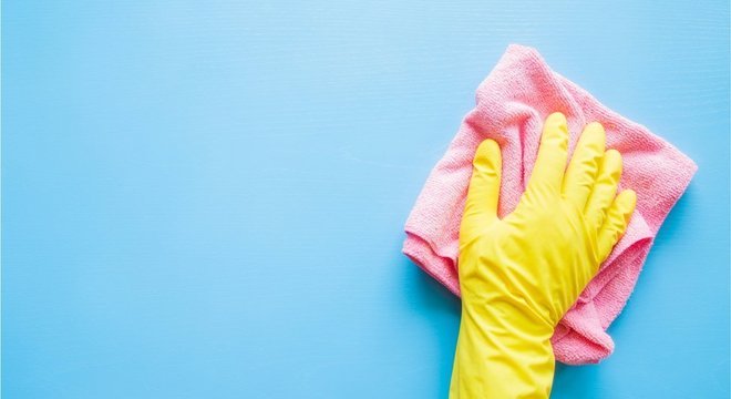 Tocar objetos ou superficies que estiveram em contato com o vírus também pode resultar em contaminação
