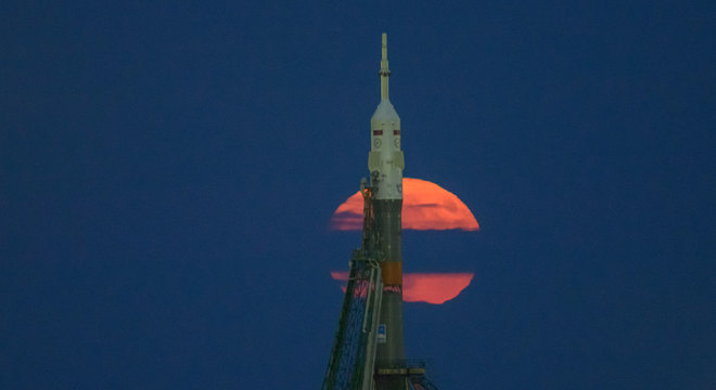 Superlua vista através do foguete Russo Soyuz 