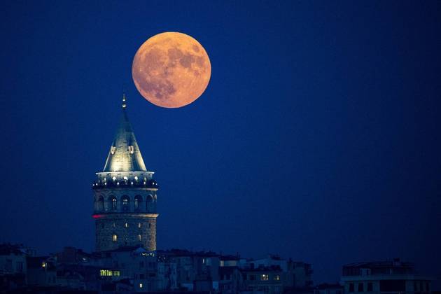 Como previsto, a Superlua azul abrilhantou o céu em muitos lugares ao redor do mundo nesta quarta-feira (30). O fenômeno é duplo, uma vez que não é apenas uma Superlua — uma Lua cheia na região mais próxima da Terra —, mas também uma azul, quando o ano tem mais de 12 ciclos completos do satélite natural. Acima, um registro de Istambul, cidade mais importante da Turquia