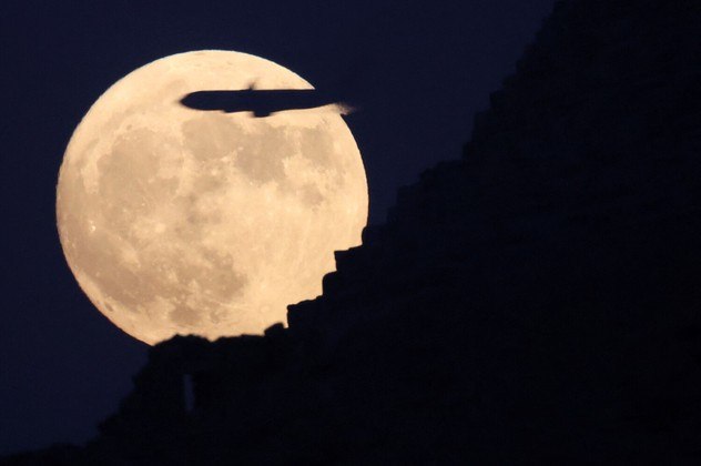 As imagens inéditas da noite da Super Lua Azul, o fenómeno que só volta em  2037 – Observador