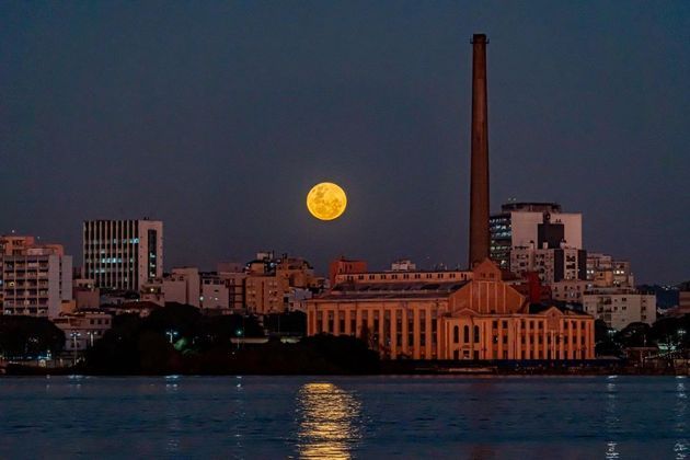 Belíssima imagem da Superlua de Morango em Porto Alegre. O fenômeno tem este nome porque coincide com o período de colheita de morango no hemisfério norte