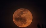 Em alguns casos, no entanto, quando a Lua se encontra próxima do horizonte, ela pode apresentar um tom amarelado, alaranjado ou avermelhadoLocal: Land O' Lakes, na Flórida, Estados Unidos