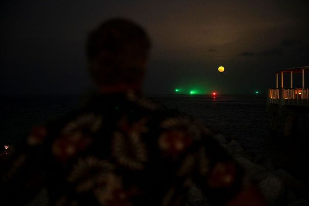 A Superlua sobre o mar em Miami, na Flórida
