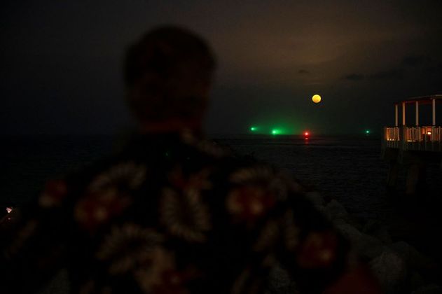 A Superlua sobre o mar em Miami, na Flórida