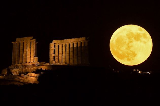 Na foto, o satélite gerou uma imagem espetacular no Templo de Poseidon, em Atenas, na Grécia