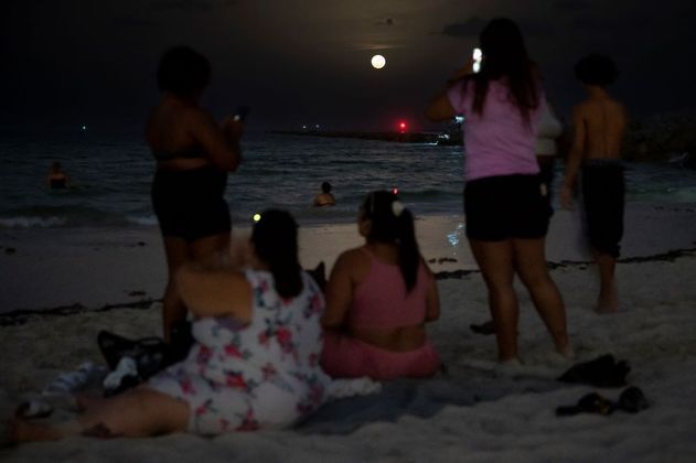Foto em Miami, onde as pessoas pararam para observar o fenômeno da Superlua de Morango