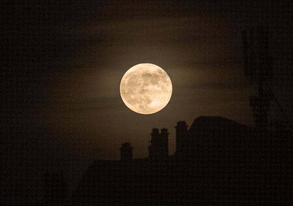 Em Escópia, cidade da Macedônia do Norte, a Superlua também brilhou fortemente