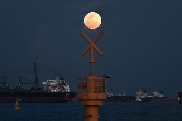 Em Singapura, a Superlua rendeu esta belíssima foto