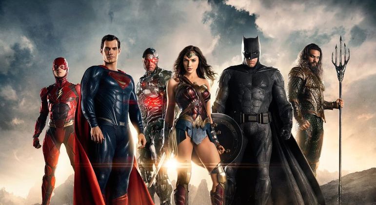 Henry Cavill admite que filmes da DC não deram tão certo