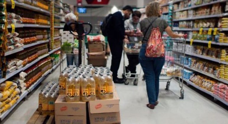 	SP - INFLAÇÃO/SUPERMERCADOS - ECONOMIA - Movimentação de consumidores em supermercado na região central da cidade de são Paulo, na tarde dessa quinta-feira (14). O IPS (Índice de Preços dos Supermercados) calculado pela APAS/Fipe, registrou alta de 1,33% em junho e de 20,01% nos últimos 12 meses. 14/07/2022 - Foto: RENAN RODRIGUES/A7 PRESS/ESTADÃO CONTEÚDO