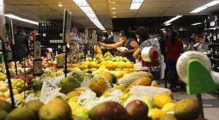 É melhor comprar frutas por unidade, não por quilo
