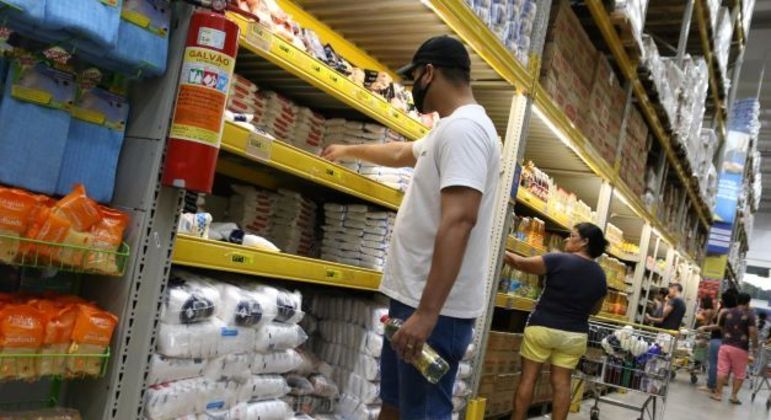 Clientes compram produtos da cesta básica em supermercado na zona oeste de Recife