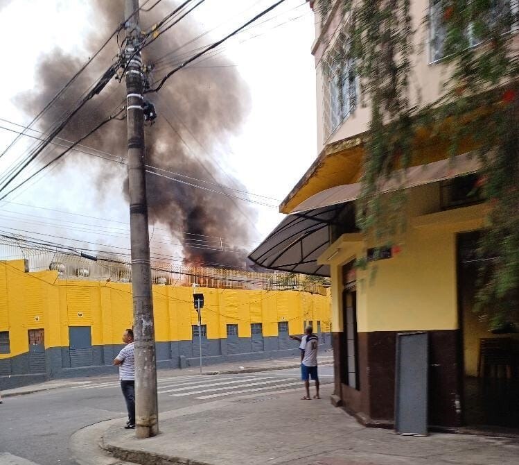 Defesa Civil identifica dano ao telhado de supermercado após incêndio em BH