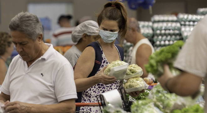 Brasileiro deve checar a geladeira antes de ir às compras nos supermercados