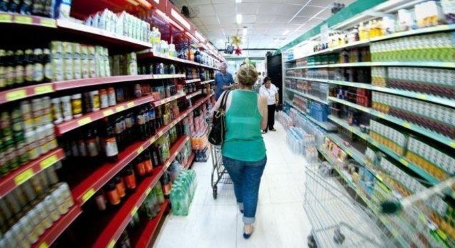 Supermercados podem sofrer alterações no horário conforme a rede