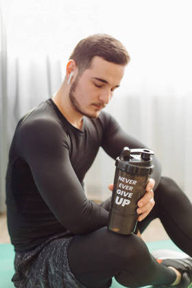 Whey Protein

Qual é sua indicação? 

É fabricado com o soro do leite
e é uma ótima opção para aumentar a ingestão de proteínas. “Isso porque ele é
rico em proteína de alto valor biológico, o que significa que tem moléculas que
são importantes para o organismo, mas que ele não consegue produzir sozinho”,
explica o médico do esporte e fisiatra Fabrício Buzatto, do Hospital das
Clínicas da Universidade Federal do Espírito Santo e membro da Sociedade
Brasileira de Medicina do Exercício e do Esporte (SBMEE). Esse suplemento é utilizado
para ganho, manutenção e recuperação de massa muscular e para proporcionar
saciedade